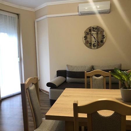 Alina Apartmanok Hajdúszoboszló Buitenkant foto