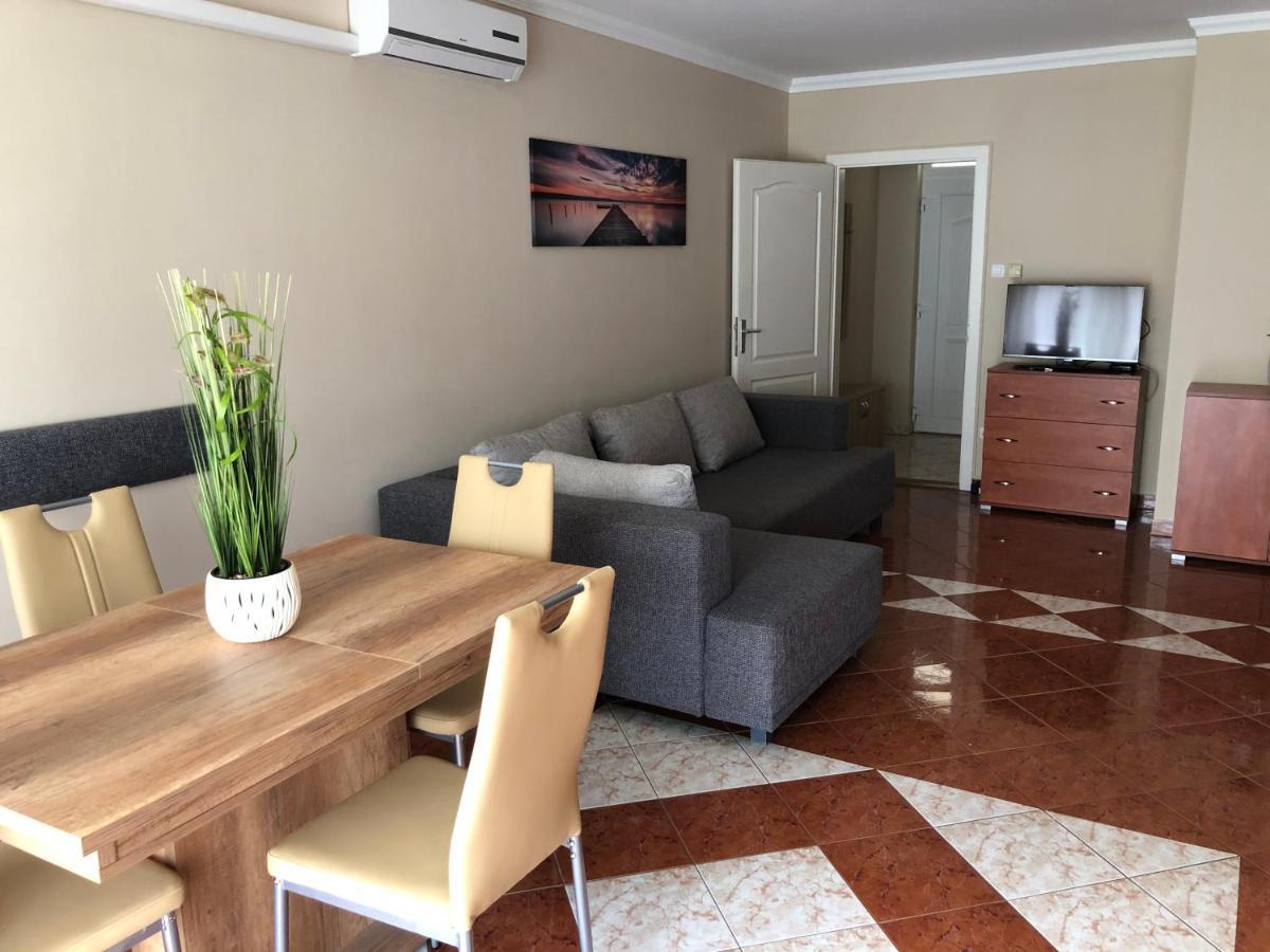 Alina Apartmanok Hajdúszoboszló Buitenkant foto