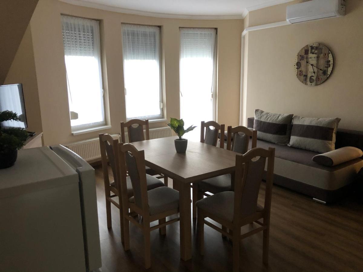 Alina Apartmanok Hajdúszoboszló Buitenkant foto