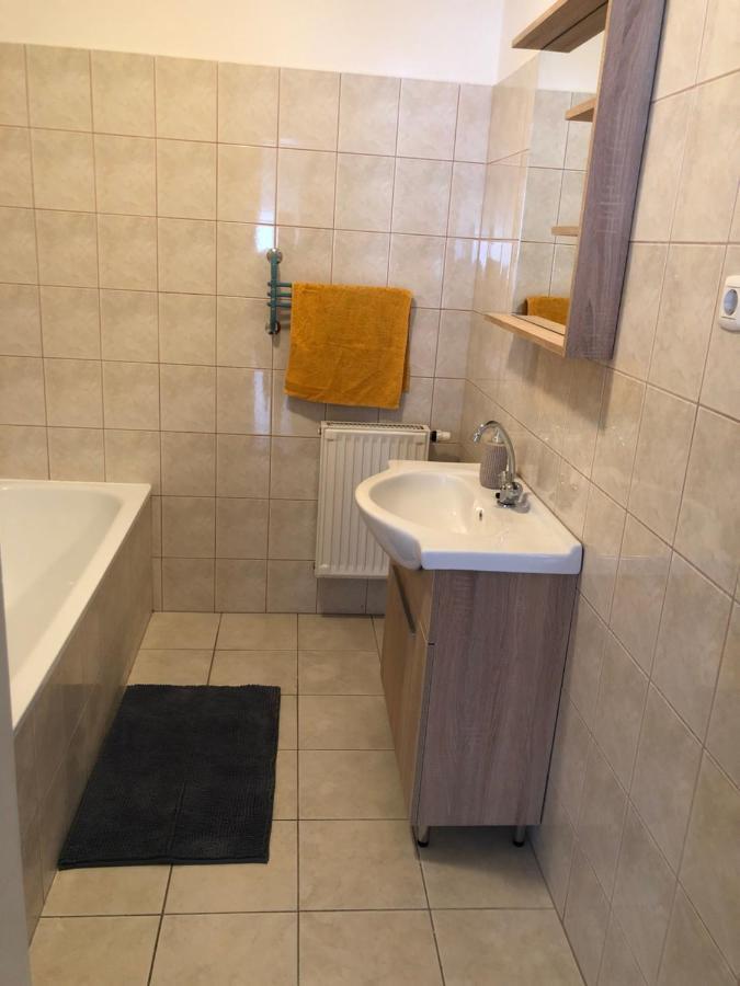 Alina Apartmanok Hajdúszoboszló Buitenkant foto