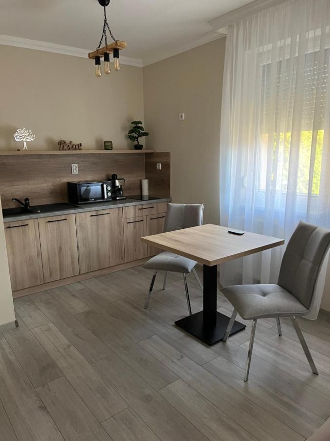 Alina Apartmanok Hajdúszoboszló Buitenkant foto