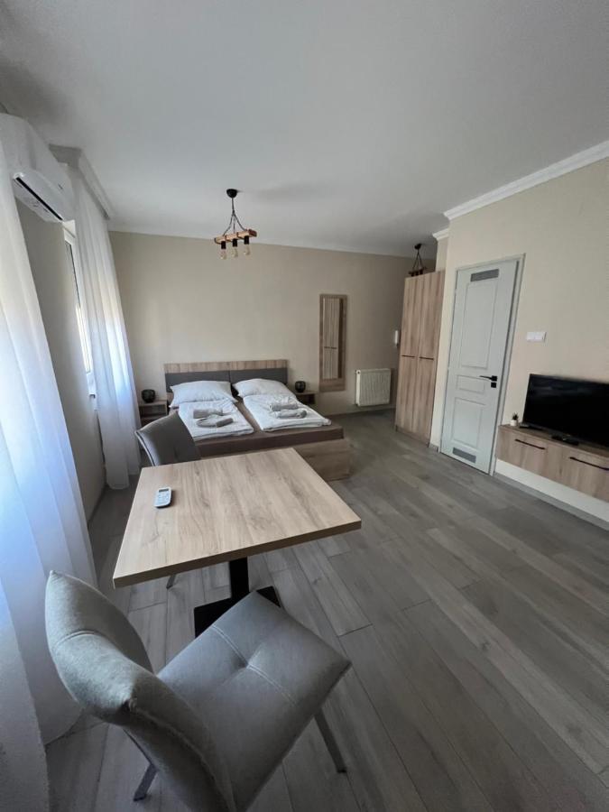 Alina Apartmanok Hajdúszoboszló Buitenkant foto