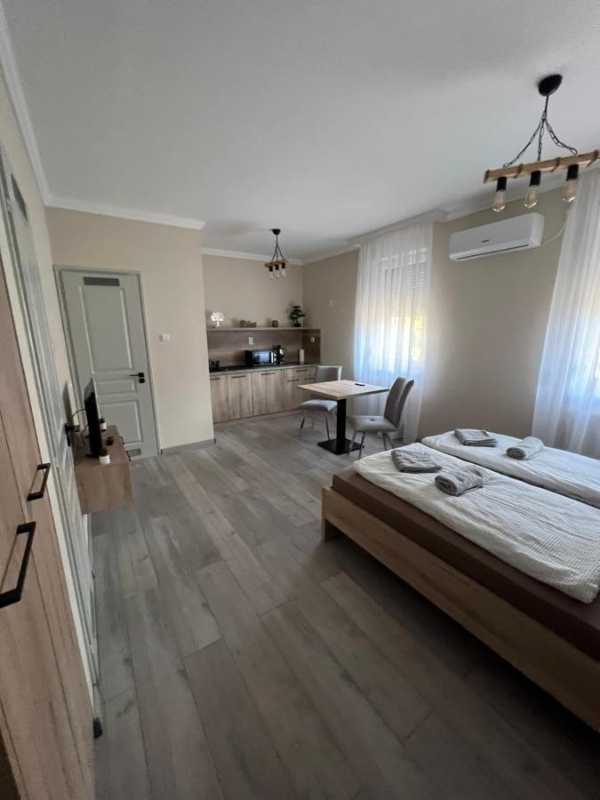 Alina Apartmanok Hajdúszoboszló Buitenkant foto