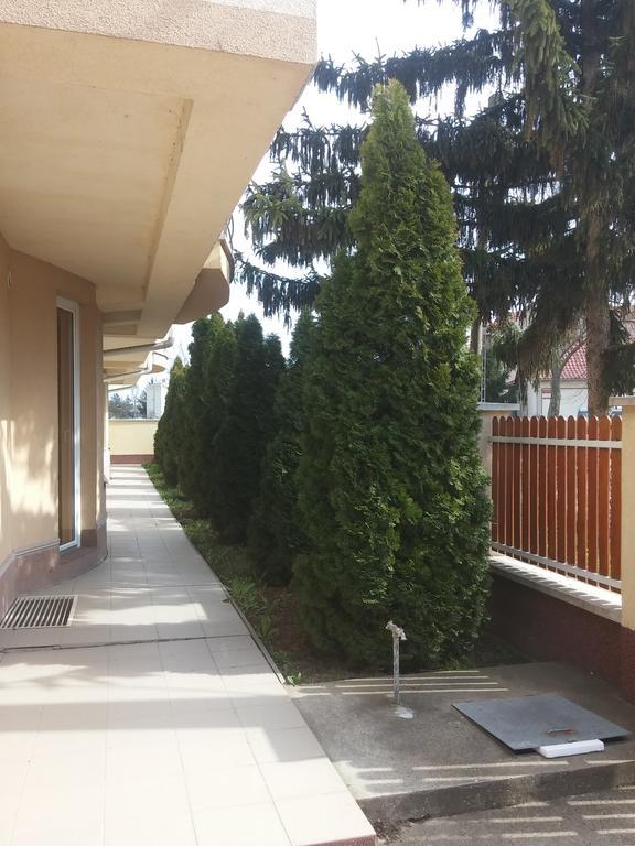 Alina Apartmanok Hajdúszoboszló Buitenkant foto